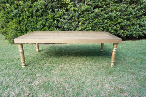 mesa rectangular dorada alquiladora fantasy